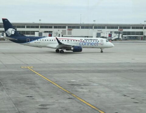 An AeroMexico plane