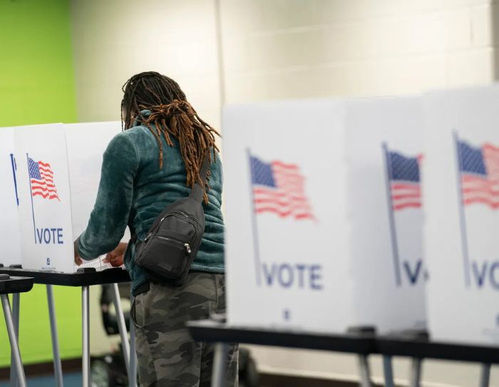 Michigan Early Voting: More Than 250,000 Voters in First Weekend ...