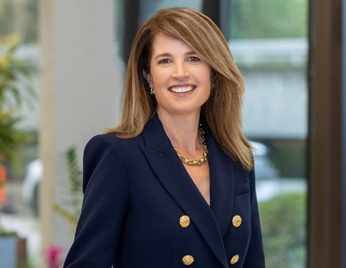 Laura Brownfield headshot